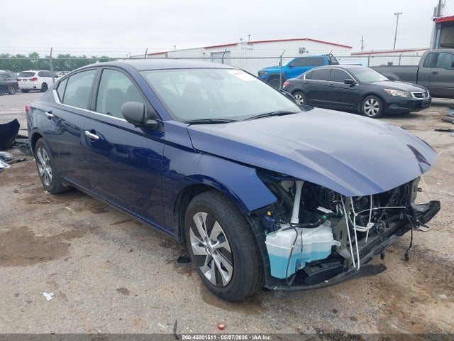 Salvage Nissan Altima Image