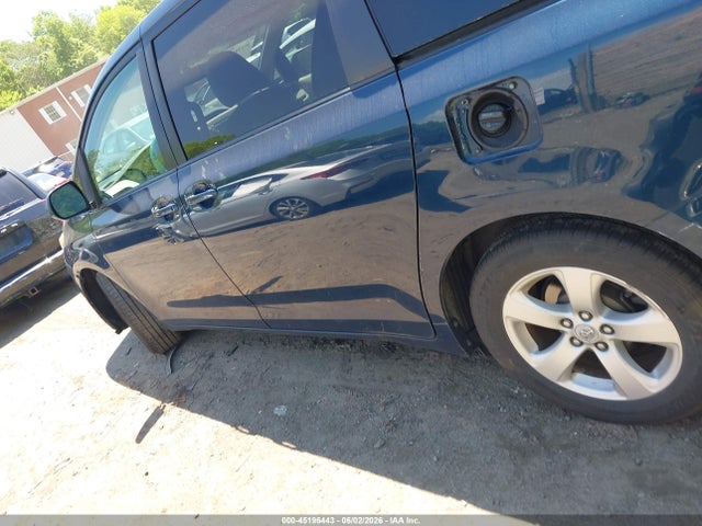 Toyota Sienna Le V6