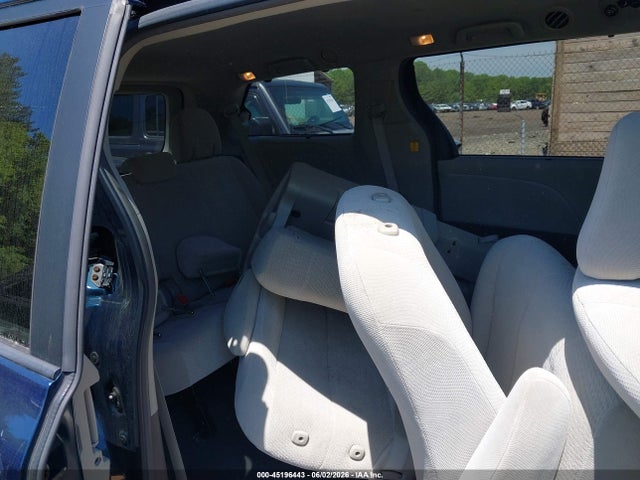 Toyota Sienna Le V6