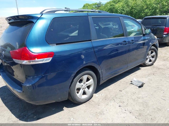 Toyota Sienna Le V6