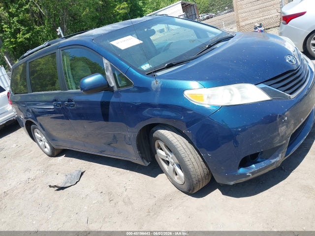 Salvage Toyota Sienna Image
