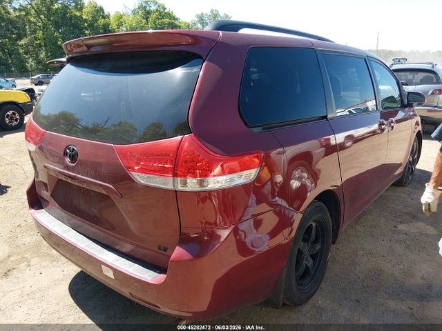 Toyota Sienna Le V6