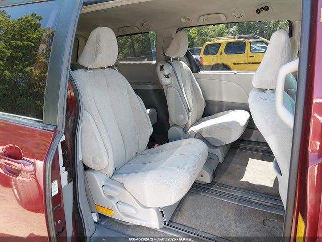Toyota Sienna Le V6