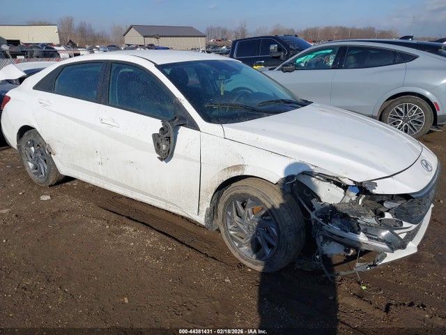 Salvage Hyundai ELANTRA Image