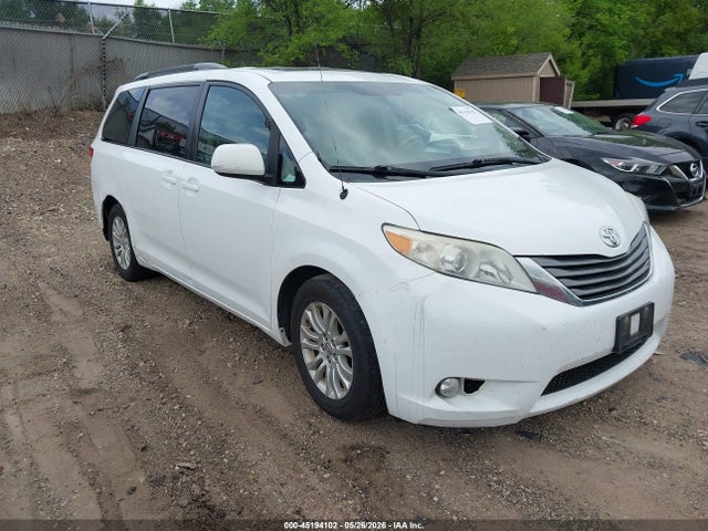 Salvage Toyota Sienna Image