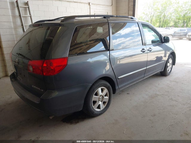 Toyota Sienna Le