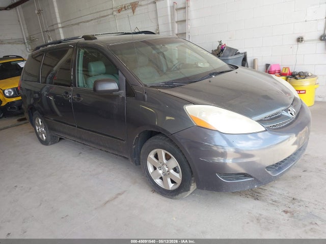 Salvage Toyota Sienna Image