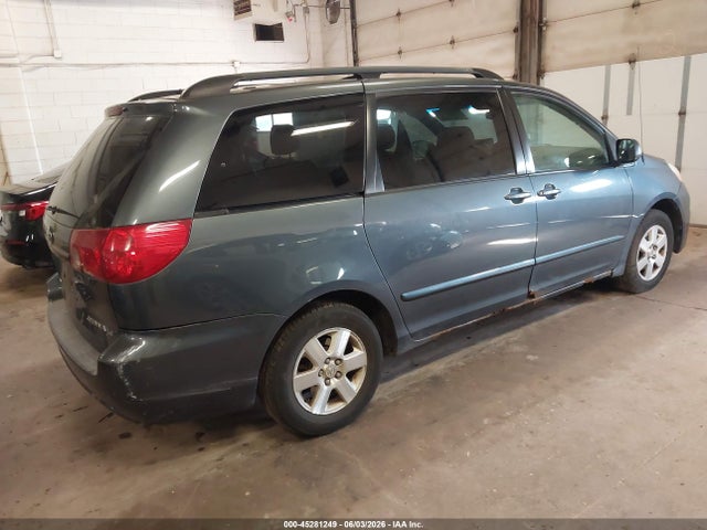 Toyota Sienna Le