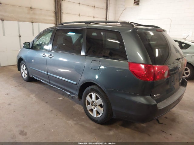 Toyota Sienna Le