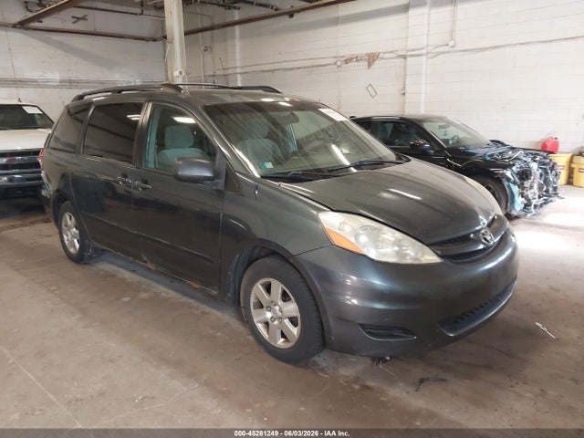 Salvage Toyota Sienna Image