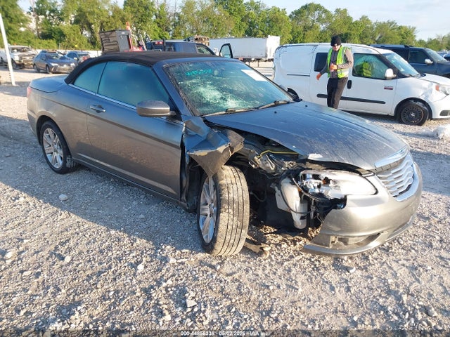 Salvage Chrysler 200 Image