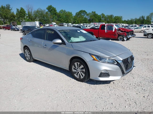 Salvage Nissan Altima Image