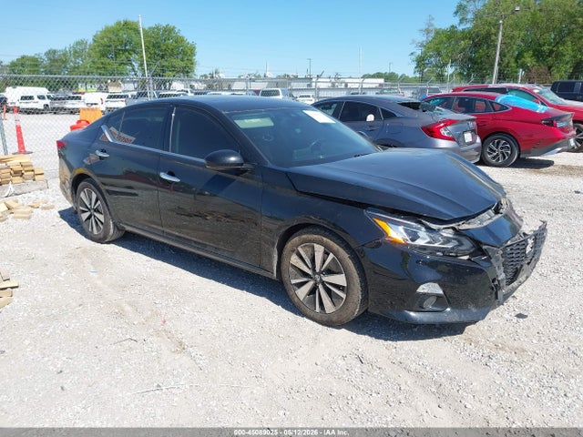 Salvage Nissan Altima Image
