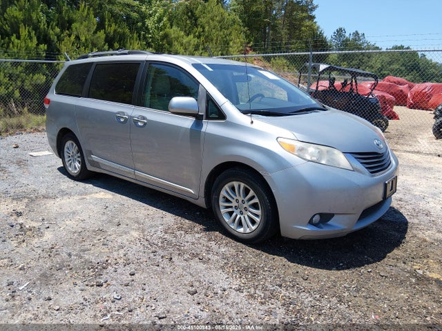Salvage Toyota Sienna Image