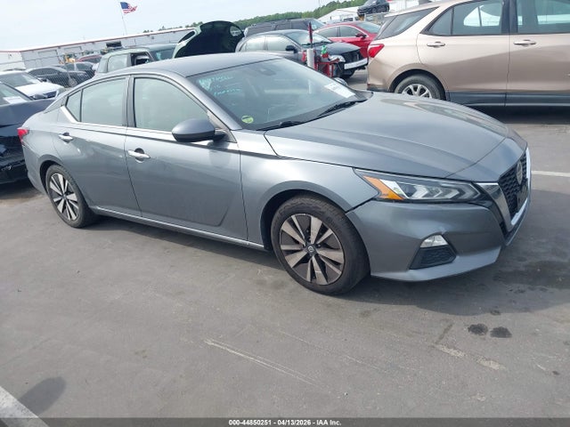 Salvage Nissan Altima Image