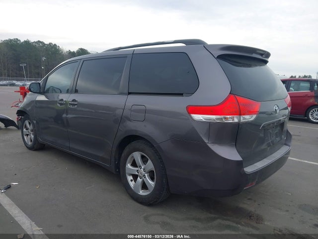 Toyota Sienna Le V6