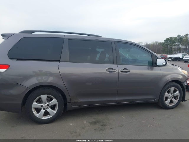 Toyota Sienna Le V6