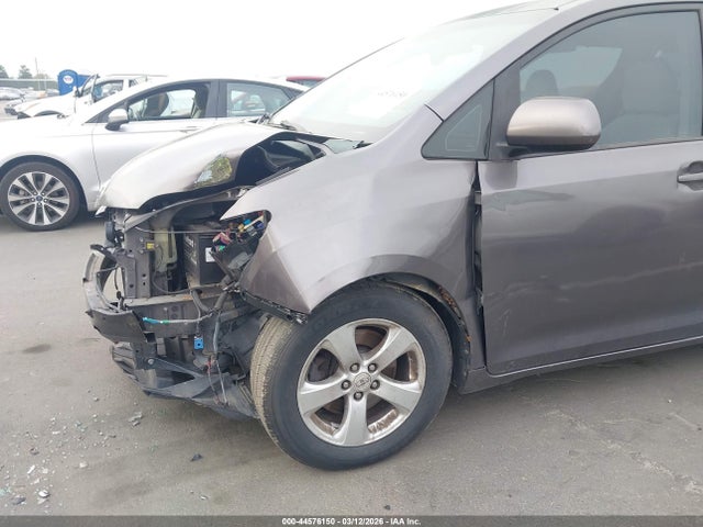 Toyota Sienna Le V6