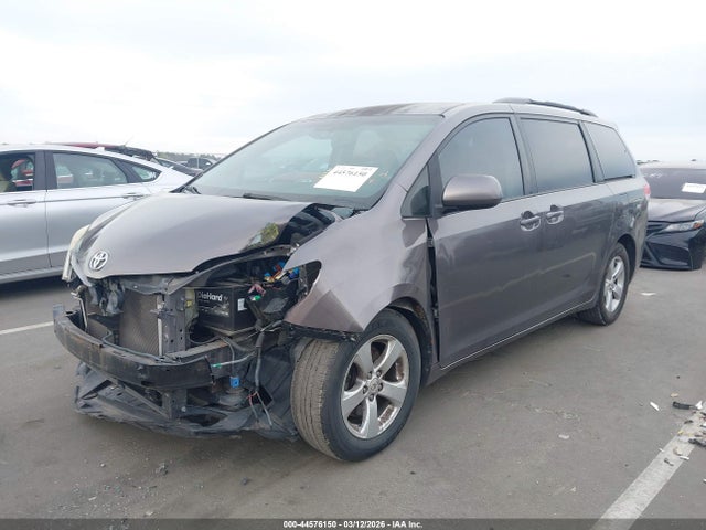Toyota Sienna Le V6