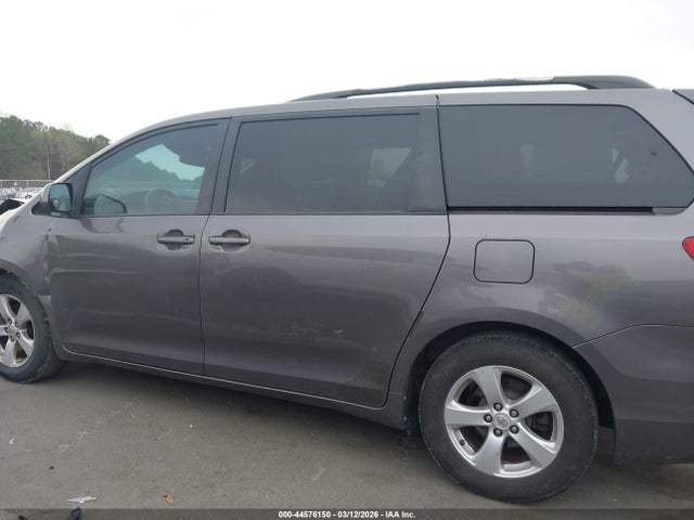 Toyota Sienna Le V6