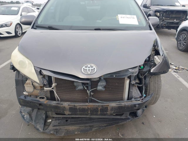 Toyota Sienna Le V6