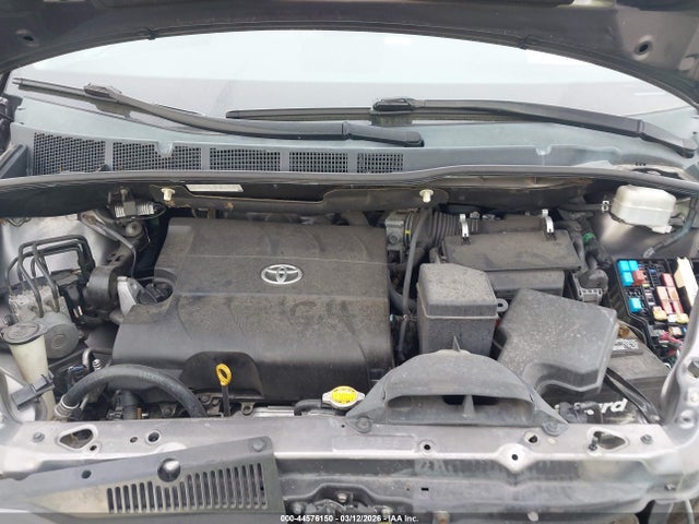 Toyota Sienna Le V6