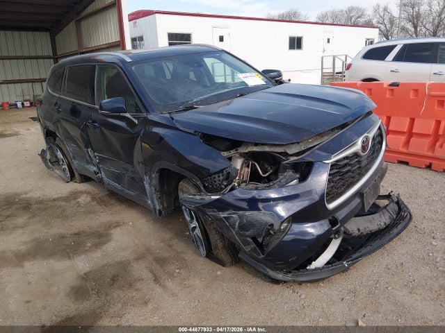 Salvage Toyota Highlander Image