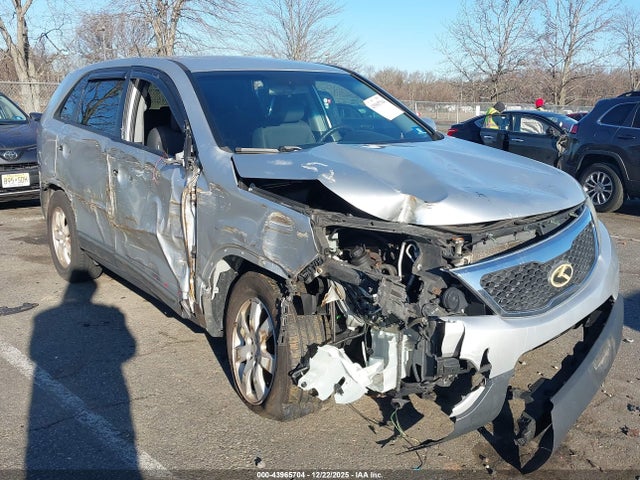 Salvage Kia Sorento Image