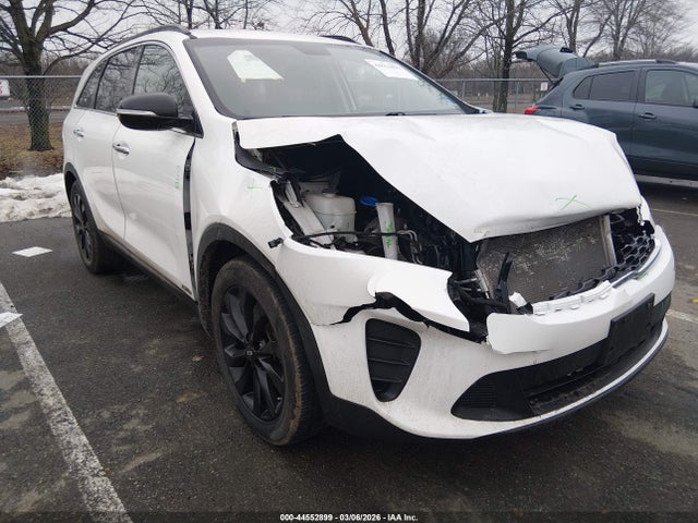 Salvage Kia Sorento Image