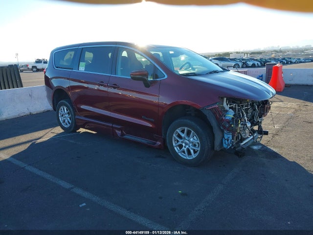 Salvage Chrysler Voyager Image