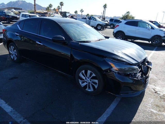 Salvage Nissan Altima Image