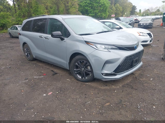 Salvage Toyota Sienna Image
