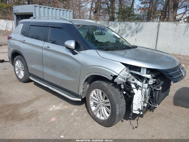 Salvage Mitsubishi Outlander Image
