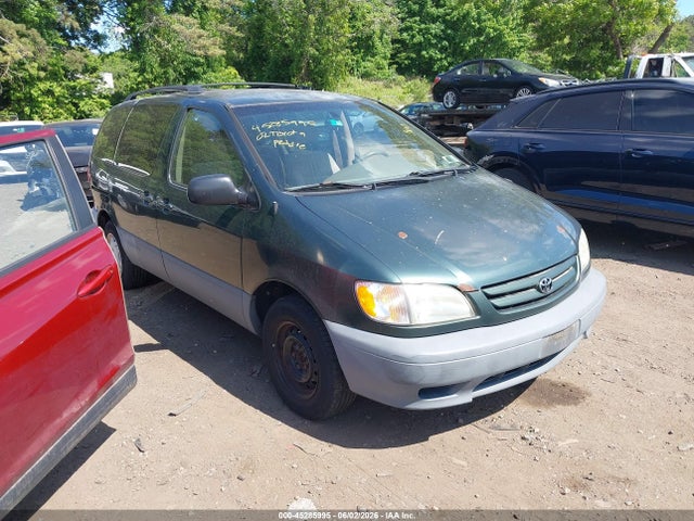 Salvage Toyota Sienna Image