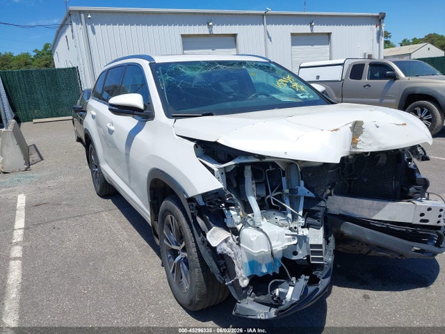 Salvage Toyota Highlander Image