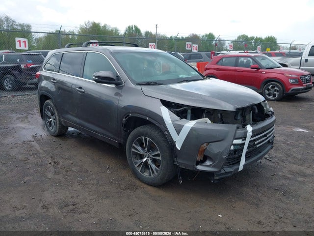 Salvage Toyota Highlander Image