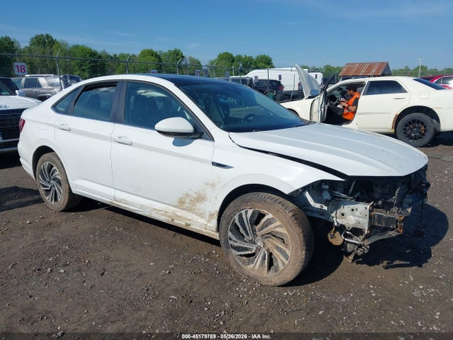 Salvage Volkswagen Jetta Image