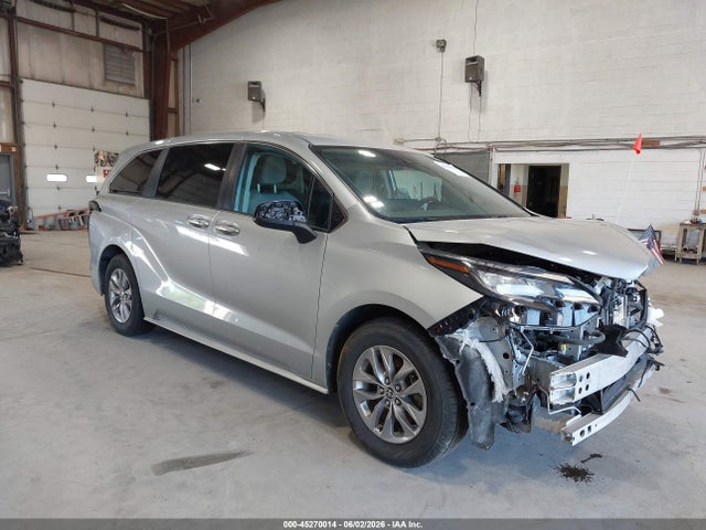 Salvage Toyota Sienna Image