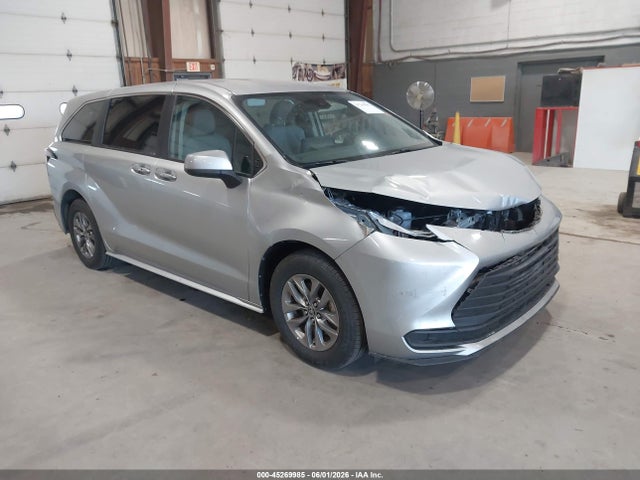 Salvage Toyota Sienna Image
