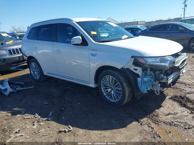 Salvage Mitsubishi Outlander Image