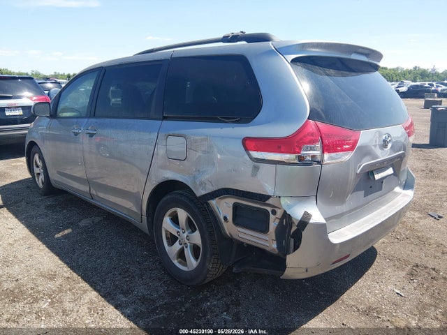 Toyota Sienna Le V6