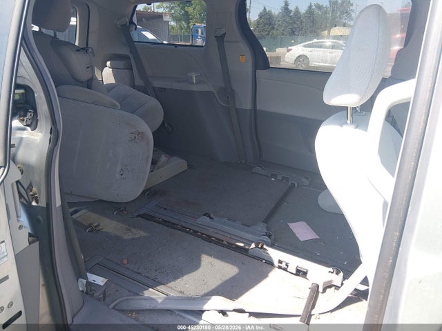 Toyota Sienna Le V6