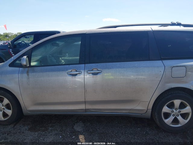 Toyota Sienna Le V6