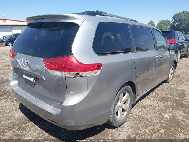 Toyota Sienna Le V6