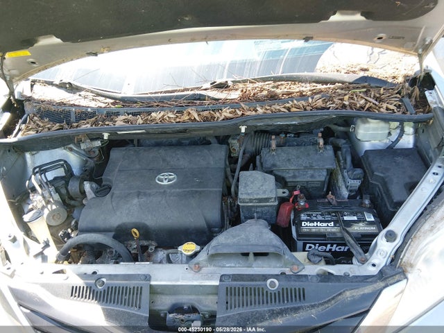 Toyota Sienna Le V6