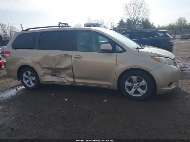 Toyota Sienna Le V6