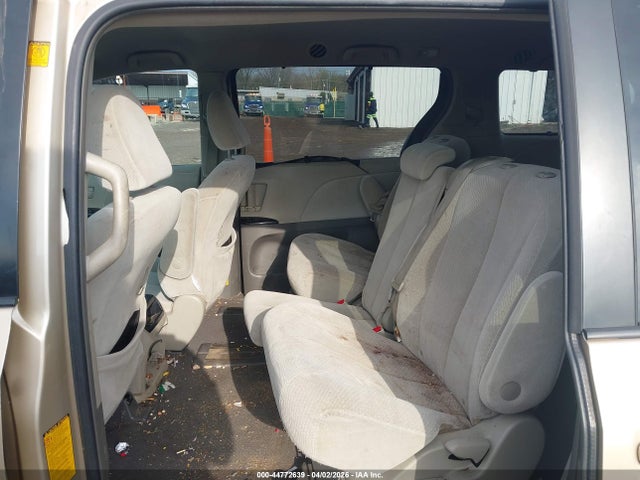 Toyota Sienna Le V6