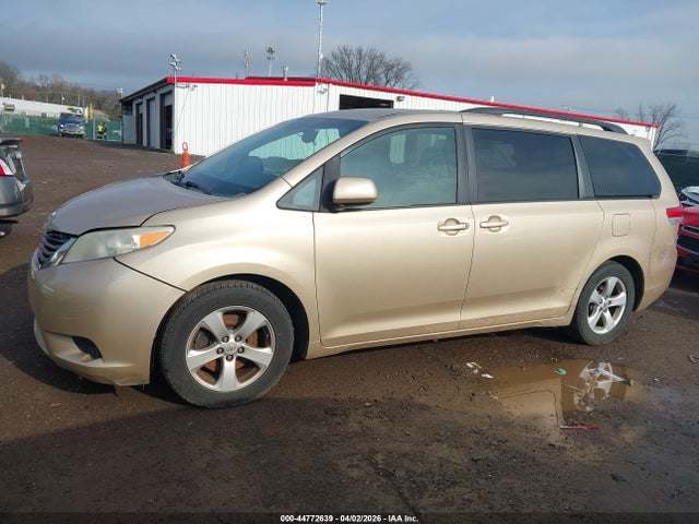 Toyota Sienna Le V6