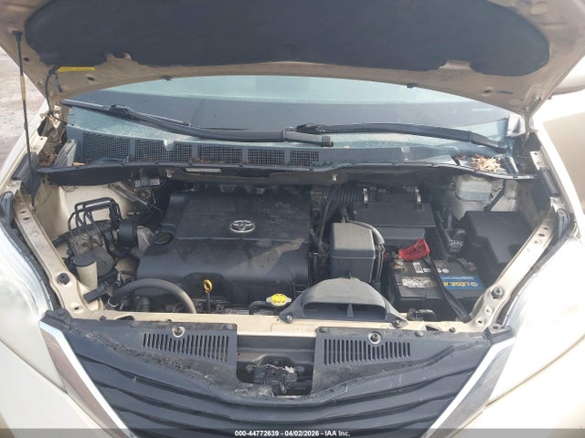 Toyota Sienna Le V6