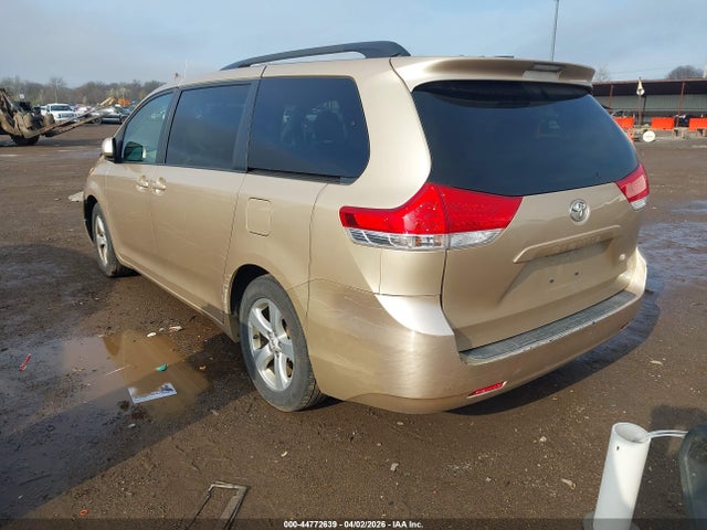 Toyota Sienna Le V6